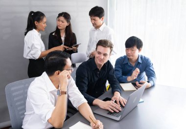 Bir grup farklı ofis çalışanı şirket ofis odasında stratejik iş pazarlama planlamasında birlikte çalışıyor. İş yeri konseptinde pozitif takım çalışması. Tedbirli