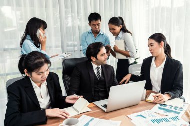 Ofis masasındaki finansal veri raporlarını analiz eden çeşitli bir grup iş analisti. Stratejik pazarlama planlaması için iş zekası analizi çizelgesi ve grafiği.