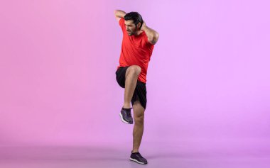 Vücut uzunluğunun tamamı atletik ve sportif genç bir adam tarafından izole edilmiş arka planda egzersiz öncesi duruş için ısınma ve esneme hareketleri ile çekilir. Sağlıklı aktif ve vücut bakımı yaşam tarzı.