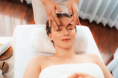 Kafkasyalı kadın stres önleyici kafa masajından ve lüks tatil beldesi ya da otel spa salonundaki modern ışık ortamında yüz güzelliği eğlencelerini şımartmaktan hoşlanıyor. Sessiz.