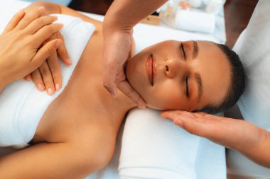 Kafkasyalı kadın stres önleyici kafa masajından ve lüks tatil beldesi ya da otel spa salonundaki modern ışık ortamında yüz güzelliği eğlencelerini şımartmaktan hoşlanıyor. Sessiz.