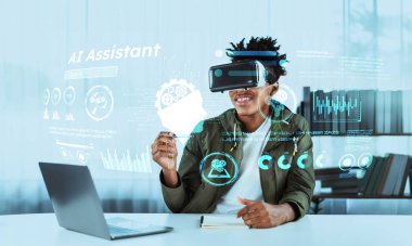 Afrikalı adam sanal gerçeklik gözlüğü takarken yapay zeka teknolojisi kullanıyor. Oturma odasında kitabı olan gülümseyen kişi yapay zeka üretirken ve holograma bakarken. Yapay zeka. Yaratıcılık.