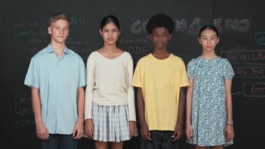 Bir grup zeki çok kültürlü genç tahtaya bakıyor. BTMM Teknoloji sınıfında mühendislik kodlu, hızlı ya da planlı programlı mutlu çocuklar. Öğretim