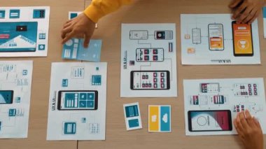 Mobil uygulama ya da web sitesi için kullanıcı arayüzü prototipi planlayan şirket çalışanlarının en iyi görünüm videosu. UX UI tasarımcı beyin fırtınası kullanıcı dostu arayüz planı. Sinerjik