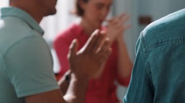 Yetenekli çeşitli duaların el ele tutuşması ve daireler çizerek Tanrı 'ya dua edişinin üst görüntüsü. Kucaklarda açık incille otururken el ele tutuşan insanların yukarıdan aşağı hava görüntüsü. Sempozyum.