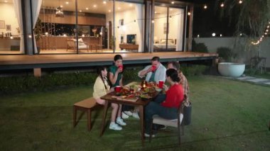 Aile, bahçede tatil kutlaması için bir araya geldi. Aile üyeleri, yemeğe. Açık hava kamp aktivitesi yemekle rahatlamak ve nesiller arası tatlı akrabalarla vakit geçirmek için. Uyumsuzluk.