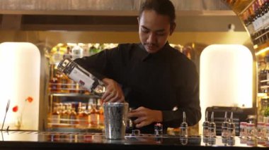 Asyalı barmenin karışık kokteyl likörünü likör karışımına katması, özel reklamı yaratıcı, canlandırıcı, bar lüksünde canlandırıcı bir vitrin haline getiriyor. Vinosity.