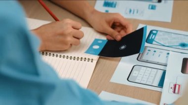 UX geliştiricisinin panorama videosu veya şirket tasarım kullanıcı arayüzü veya mobil uygulama için UI prototipi veya akıllı telefondan yazılım gösteren web sitesi yazılımı. Sinerjik