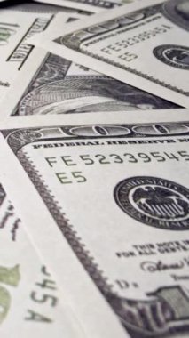 Ofis masasında 100 dolarlık kağıt para yığını. Maliye ve para ödemesi kavramı.