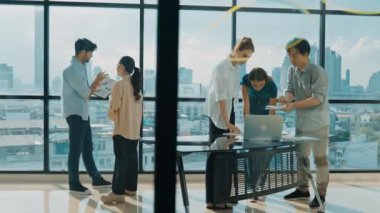 Bir grup iş adamı pazarlama planı hakkında beyin fırtınası yapıyor. Modern ofiste çalışan, konuşan, finansal strateji sunan profesyonel çok kültürlü iş ekibi. İzleme