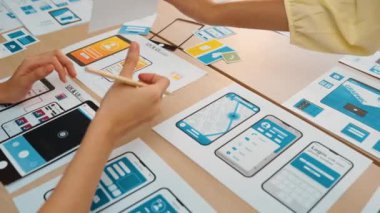 Mobil uygulama ya da web sitesi için kullanıcı arayüzü prototipi planlayan şirket çalışanlarının panorama videosu. UX UI tasarım beyin fırtınası kullanıcı dostu arayüz planı tasarlıyor. Sinerjik