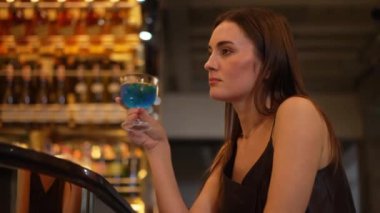 Oturan güzel bayan misafirin canı sıkılıyor. Arkadaşlarını beklemekten ya da barmenlerin arka planındaki lüks tezgah barında karışık votka içmekten sıkılıyor. Vinosity.