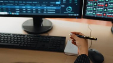 Menkul kıymetler borsası pazarlamasını analiz eden yavaş hareket eden bir yatırımcı. Monitörlere bakıyor. Zarar için mum bar fiyatını analiz ediyor ve kazanç ve kâr elde ediyor. Filizlenen