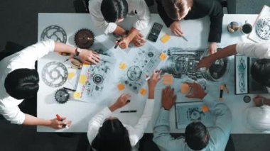 Mühendisin, toplantı masasındaki türbin motorunu ekipmanla gösteren üst düzey görüntüsü. Profesyonel proje yöneticisinin elektronik jeneratör sistemi hakkında konuştuğu ve tartıştığı hava görüntüsü. Hizalama.