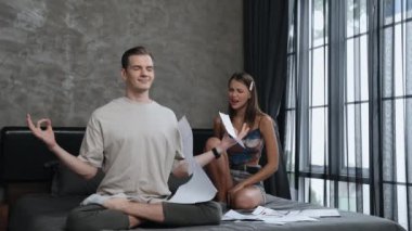 Farkındalık ve huzur meditasyonu yapan genç bir adam, karısı ya da sevgilisi hayal kırıklığına uğramış ve üzgün bir ifadeyle bağırırken sorunu görmezden geliyor. Evlilik sorunu cahil yaşam tarzı. Düzenle