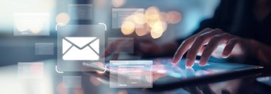 İş adamı e-posta kutusunu kontrol ediyor, daha iyi verimlilik için mesajları düzenliyor ve önceliklerini belirliyor. Etkili iletişim için akıllı e-posta teknikleri öğren. EIDE