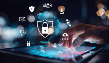 İş adamı siber güvenliğin özünü keşfeder. Siber koruma yöntemlerini, tehditleri derinlemesine araştır ve siber güvenlik duruşunu güçlendir. Siber Güvenlik Çağı EIDE 'de gezinmek için gerekli