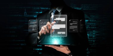 Verimli çalışma süreçleri için çevrimiçi belgeleri yöneten bir iş adamı. Tüm önemli çevrimiçi belgelerinize kolayca güvenli ve hızlı bir şekilde erişim sağlayın. FaaS