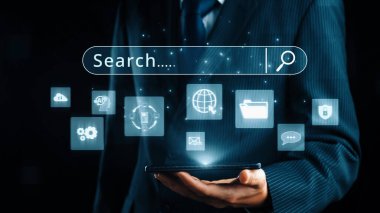 İş adamı, stratejik kararlar için değerli verileri çıkartarak arama motoru araştırması yapıyor. Kapsamlı araştırma ve SEO veri analizi için arama motorları kullanılıyor. Kullanıcı Kimliği