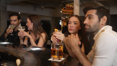 Arkadaşlar ya da çiftler Paloma, Margarita, Old Fashioned ve Martini bardaklarında canlı bir gece kulübünde arkadaşlıkla kadeh kaldırarak özel parti içeceklerini kutluyorlar. Vinosity.