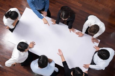 Ofis çalışanı ve iş adamlarının panorama afişi müşteri tasarımı için düzenlenebilir boş bir arkaplana işaret ediyor. İş hayatı ve telif hakları. Tedbirli.