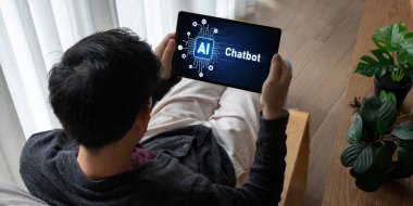 Yapay zeka teknolojisini çalıştırmak için komut mühendisi ve kullanıcı kolaylığı için üretici yapay zeka yardımcı araçları insanların yapay zeka işlevlerini teşvik ederek yapay zekayı çalıştırmalarına yardımcı olur