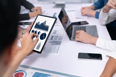 Analist ekibi finansal verileri analiz etmek için BI Fintech ekran tableti kullanıyor. İş adamları BI yazılım teknolojisi torpido gücünün ticari pazarlama planlamasında kullanılacak gücü analiz ediyor. Tedbirli