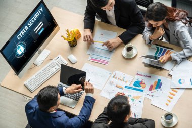 Bilgisayar ekranındaki siber güvenlik sistemi özel bilgileri bilgisayar korsanlarından ve siber saldırılardan koruyor.