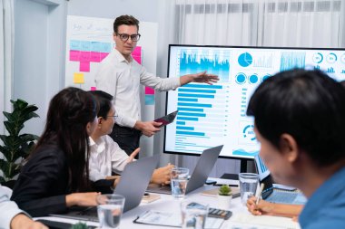 Ofiste sunum ya da analist ekibiyle toplantı odasında mali verileri analiz etmek için BI Fintech 'i kullanmak. İş adamları stratejik planlama için TV ekranında BI gösterge panelini inceliyor.