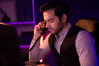 Akıllı iş adamı, telefon masasındaki ortağını ya da yatırımcıyı arıyor, hedef pazar veritabanı üzerinde tartışıyor, satış kanalı disiplinlerini analiz etmek için Neon Dark Light Room 'daki ürün servisini inceliyor. Tahmin et..