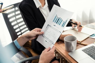 Ofis masasındaki finansal veri raporlarını analiz eden çeşitli bir grup iş analisti. Stratejik pazarlama planlaması için iş zekası analizi çizelgesi ve grafiği.