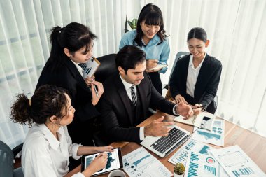 Ofis masasındaki finansal veri raporlarını analiz eden çeşitli bir grup iş analisti. Stratejik pazarlama planlaması için iş zekası analizi çizelgesi ve grafiği.