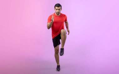 Vücut uzunluğunun tamamı atletik ve sportif genç erkek fitness 'in izole edilmiş arka planda kardiyo egzersizi duruşunu gösteriyor. Sağlıklı aktif ve vücut bakımı yaşam tarzı.