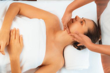 Panorama 'da kadınların stres önleyici kafa masajından ve lüks tatil beldesi veya otel spa salonundaki modern ışık ortamında yüz güzelliği eğlencelerini şımartmaktan hoşlandığı bir manzara var. Sessiz.