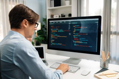 BT geliştiricisi, güncellenmiş sürüm uygulaması projesinde genel sistem oluşturmak için pc ve laptop ekran üzerinde yeni bir kod programı oluşturmak üzere çevrimiçi yazılım geliştirme bilgisi üzerinde çalışıyor. Bireysel.