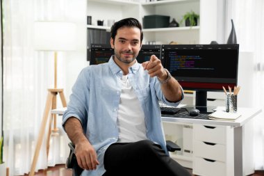 İki pc ekrandaki yazılım geliştirme kodlaması üzerinde poz vermek için akıllı IT geliştirici profilleri, modern ofislerdeki veri şirketlerinin internet sitesinde program güncellemesi sunuyor. Tahmin et..