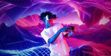 Neon soyut arka planda oyun oynarken elinde joystick tutan ve VR gözlük takan bir genç. Afrikalı adam kontrol etmeyi ve artırılmış gerçeklik teknolojisini kullanmayı seviyor. Yaratıcılık.