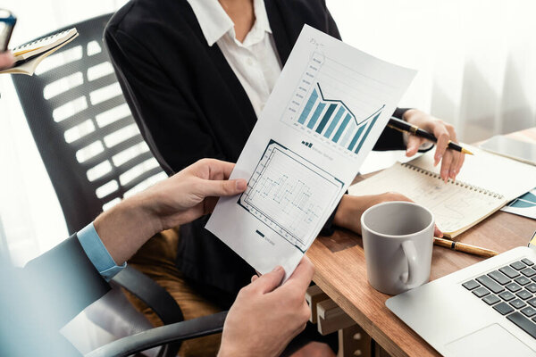 Разнообразная группа бизнес-аналитиков, анализирующих отчеты по финансовым данным на офисном столе. Инструментальная панель диаграмм и графиков по анализу бизнес-аналитики для стратегического маркетингового планирования