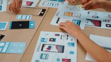 UX geliştiricisinin panorama videosu veya şirket tasarım kullanıcı arayüzü veya mobil uygulama için UI prototipi veya akıllı telefondan yazılım gösteren web sitesi yazılımı. Sinerjik