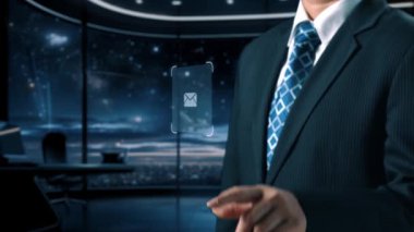 İş adamı e-posta kutusunu kontrol ediyor, daha iyi verimlilik için mesajları düzenliyor ve önceliklerini belirliyor. Etkili iletişim için akıllı e-posta teknikleri öğren. Kullanıcı Kimliği