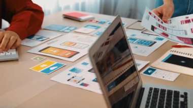 Mobil uygulama ya da web sitesi için kullanıcı arayüzü prototipi planlayan şirket çalışanlarının panorama videosu. UX UI tasarım beyin fırtınası kullanıcı dostu arayüz planı tasarlıyor. Sinerjik