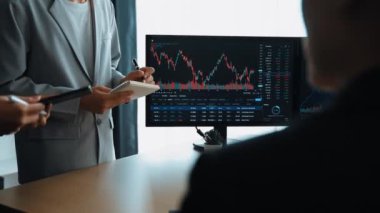 Hisse senedi borsası pazarlamasını analiz eden yavaş çekim şirketindeki yatırımcılar, kayıp için mum bar fiyatını analiz eden monitörlere bakıyor ve kazanç ve kâr elde ediyor. Filizlenen