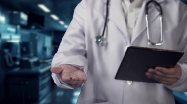 Tablet tutan ve insan anatomisi hologramı tutan yetenekli doktorlara yakın çekim yapın. Teknoloji yeniliklerini kullanarak tüm vücut röntgeni hologramını inceleyen ve kontrol eden bir tıp çalışanı. İyileştirici.
