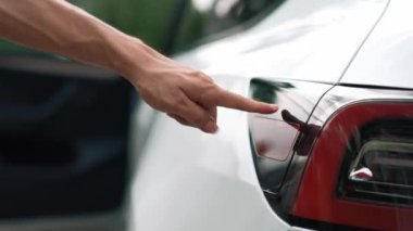 Elle şarj EV şarj prizi tutucusu elektrikli arabaya bağlanıyor, EV araba aküsünü temiz çevre için sıfır CO2 emisyonu ile alternatif ve sürdürülebilir enerjiyle şarj ediyor. Titiz