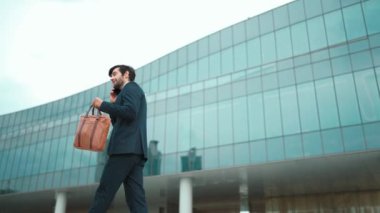 Başarılı bir iş adamı yürürken satışların artmasını kutluyor. Mutlu proje yöneticisi ya da erkek lider başarılı bir projeyle gurur duyuyor, terfi alıyor, iş buluyor. Aşırı sevinç ve mutluluk. Sevinçli..