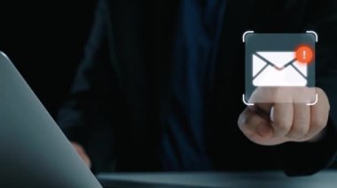 İş adamı e-posta kutusunu kontrol ediyor, daha iyi verimlilik için mesajları düzenliyor ve önceliklerini belirliyor. Etkili iletişim için akıllı e-posta teknikleri öğren. Kullanıcı Kimliği