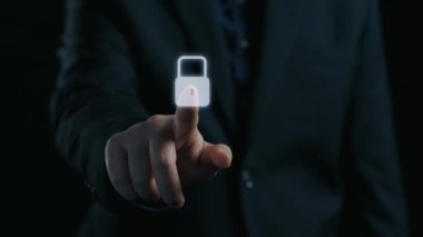 İş adamı siber güvenliğin özünü keşfeder. Siber koruma yöntemlerini, tehditleri derinlemesine araştır ve siber güvenlik duruşunu güçlendir. Siber güvenlik çağında UUID 'de gezinmek için gerekli