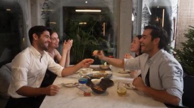 Grup arkadaşı ya da çift, lüks bir restoranda yemek tadımlık et çubuğunu son parçasına kadar paylaşıyor ve lüks bir restoranda eşsiz bir aşçılık deneyimi yaşıyor. Vinosity.