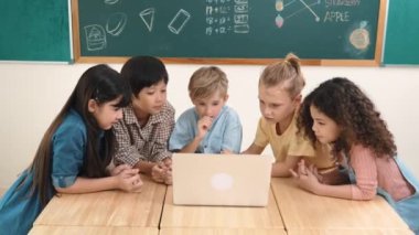 Üst düzey öğrenci dizüstü bilgisayara bakıyor ve kodlama mühendisliği kodunu ve yapay zeka üretmeyi öğreniyor. Beyin fırtınası yaparken ve yaratıcı plan yaparken yetenekli çocukların birlikte çalışması. Pedagoji.