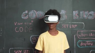 Afrikalı öğrenci, BTMM teknoloji sınıfında yazılı kodlama veya programlama komut ile karatahta dururken metaverse 'te VR öğrenme yeniliği kullanıyor. Yaratıcı yenilik. Öğretim